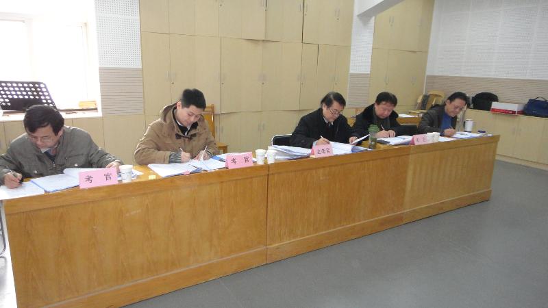 考官（从左往右）申契卡、陈阳岳彤、朱晓谷、屠虹捷、徐宏在认真评分